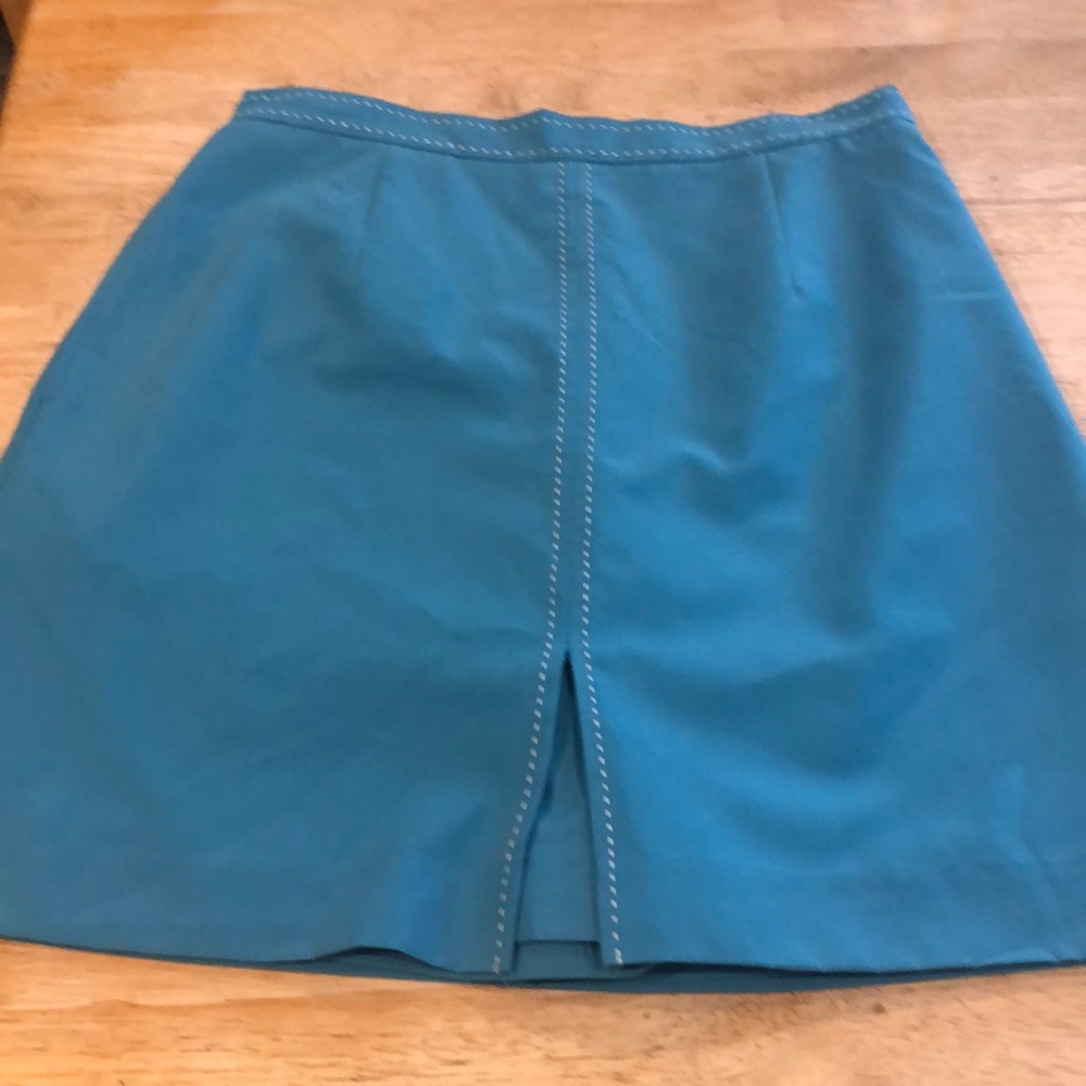 Izod Skort . Womens size 6. Side zipper . Hidden zipper.